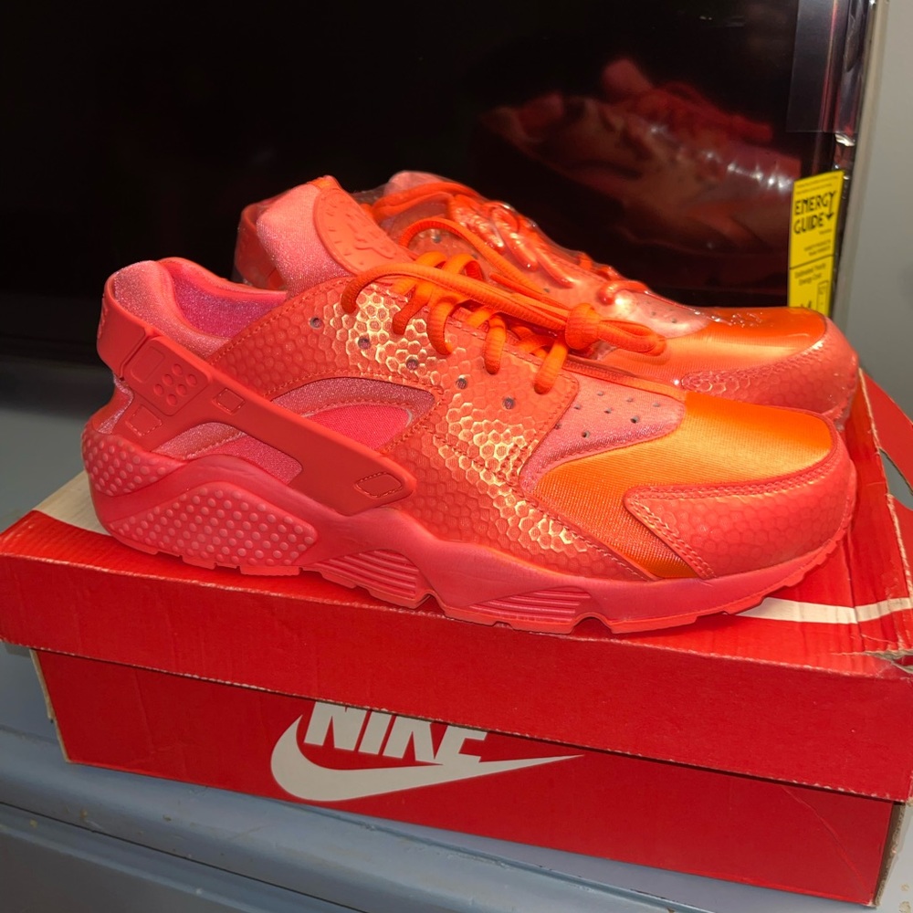 Huarache SE ‘hot lava🔥🔥🔥